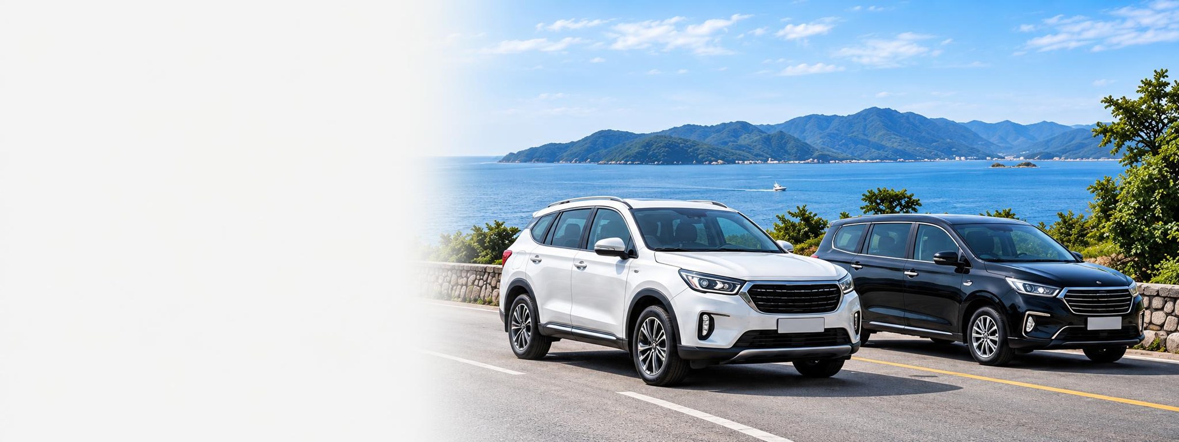 Xe du lịch trên đường ven biển