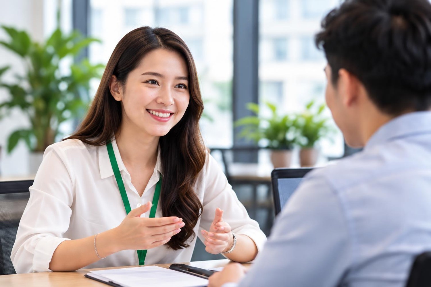 Tư vấn viên trao đổi với ứng viên