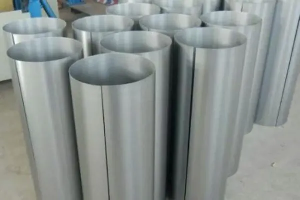 Ống tôn thành phẩm sau khi sử dụng máy lốc tôn thuỷ lực