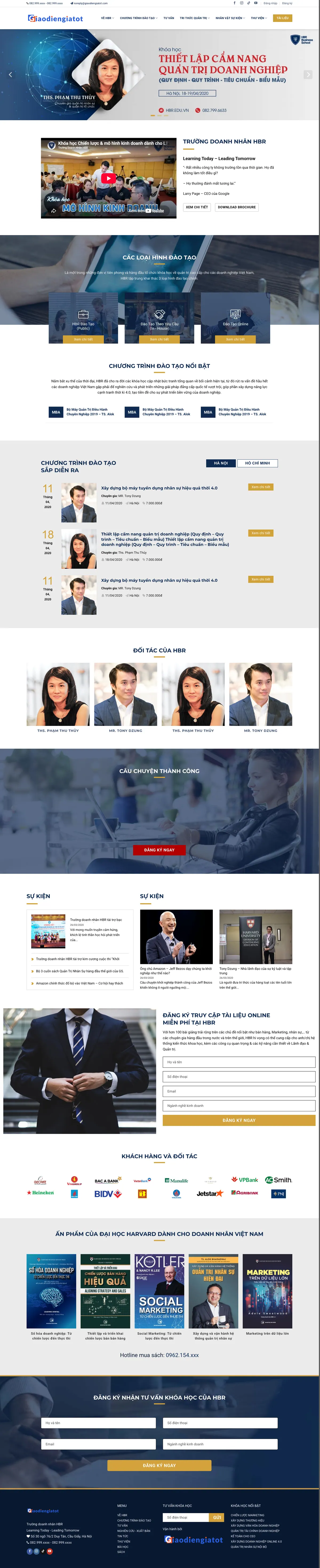 Màn hình đầu mẫu website trường doanh nhân với menu chương trình đào tạo